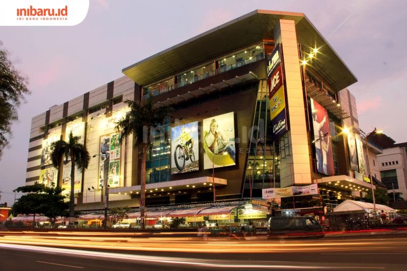 Paragon Mall yang dulu sebagai Gedung Bioskop Gris. (Inibaru.id/ Triawanda Tirta Aditya)<br>