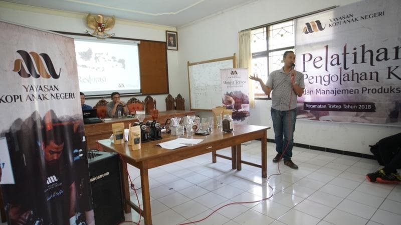 Dody Widhisusanto tengah mengadakan pelatihan di hadapan para petani kopi di Tretep, Kabupaten Temanggung, Jawa Tengah. (Kopen Semarang)