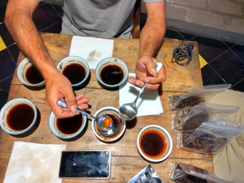 Capping menjadi agenda rutin di Kopen Semarang untuk menentukan rasa terbaik dari kopi yang akan dijual. (Kopen Semarang)