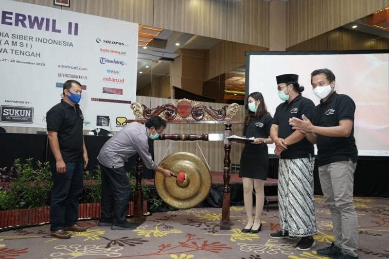Ketua DPRD Jateng, Bambang Kusriyanto memukul gong sebagai tanda dibukanya Konferwil II AMSI Jateng, Sabtu (28/11/2020). (AMSI Jateng)