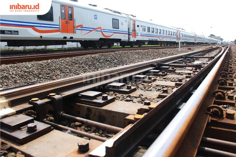 Ilustrasi: Di rel kereta api ada aliran listrik yang bisa membuat mesin mobil mati. (Inibaru.id/Triawadna Tirta Aditya)