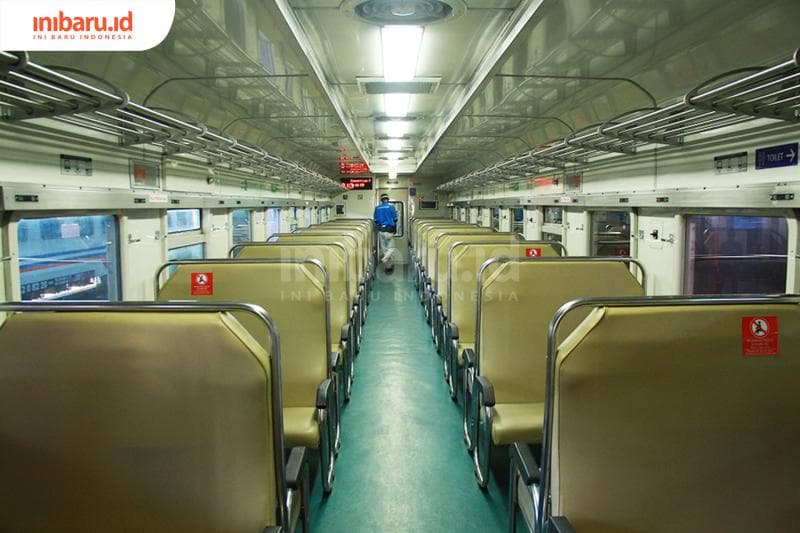 Di dalam gerbong, penumpang nggak boleh berbicara. (Inibaru.id/ Triawanda Tirta Aditya)<br>