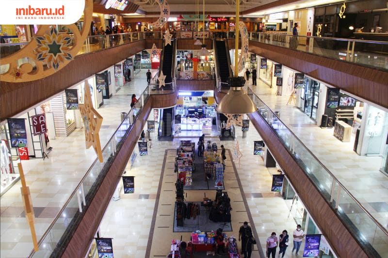 Masyarakat berbelanja di Mall Ciputra Semarang, Rabu (10/2/2021). Seluruh Mall wajib menaati aturan Kemendagri yang mengharuskan mereka tutup jam 21.00 waktu setempat. (Inibaru.id/ Triawanda Tirta Aditya)