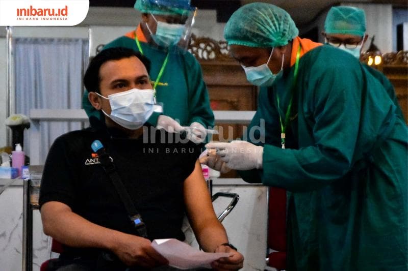 Aji Styawan, pewarta foto kantor berita Antara disuntik vaksin. (Inibaru.id/ Audrian F)<br>