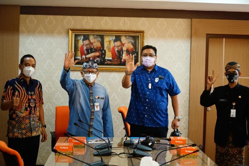 PT Mahesa Jenar dan Disporapar saat bertemu untuk tanda tangan MoU penggunaan Stadion Jatidiri Semarang. (Doc. PSIS)<br>