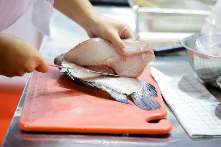 Sehabis mengolah ikan biasanya tangan menjadi amis. (Shutterstock/Prarinya via Kompas)