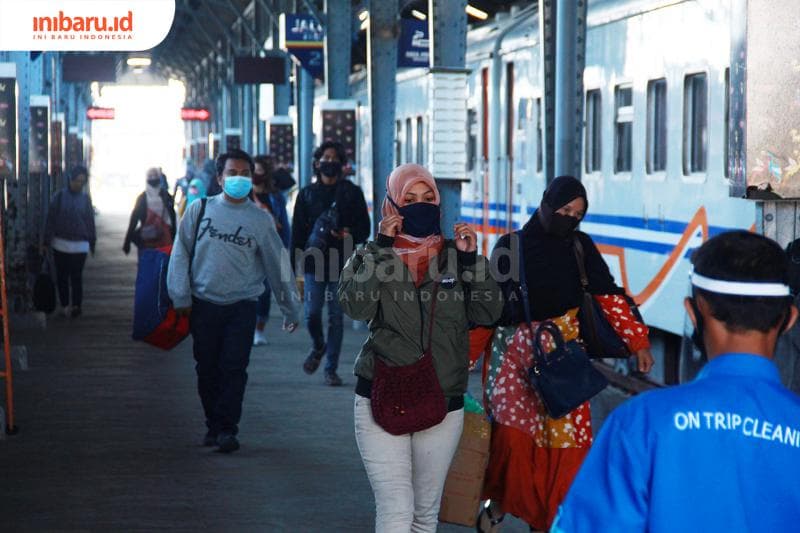 
Ilustrasi: Keberangkatan penumpang Kereta Api di Stasiun Tawang Semarang.&nbsp;(Inibaru.id/ Triawanda Tirta Aditya)