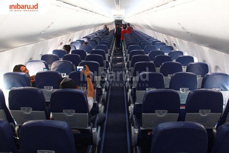  Suasana aktivitas penumpang di dalam pesawat saat periode Lebaran 2021. (Inibaru.id/ Triawanda Tirta Aditya)