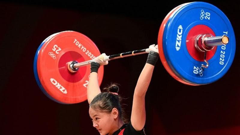 Windy Cantika Aisah meraih medali perunggu di angkat besi kelas 49 kg putri di Olimpiade Tokyo 2020. (AFP/Vincenzo Pinto)