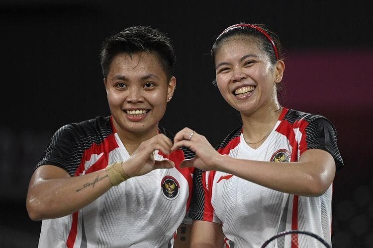 Greysia Polii/Apriyani Rahayu jadi pasangan ganda putri pertama yang lolos babak final dan meraih medali di Olimpiade. (Twitter/BadmintonTalk)