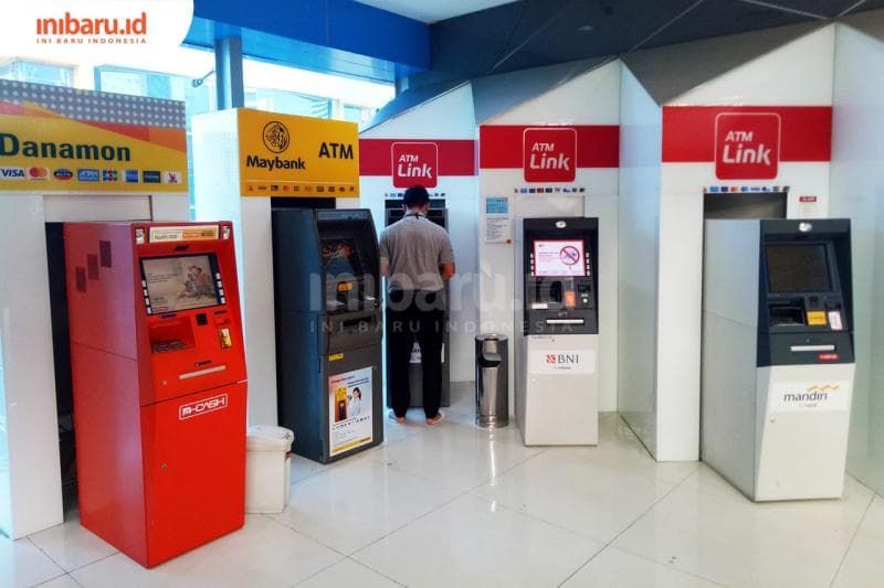 Gangguan mesin dan pemadaman bisa bikin kartu ATM tertelan. (Inibaru.id/Triawanda Tirta Aditya)