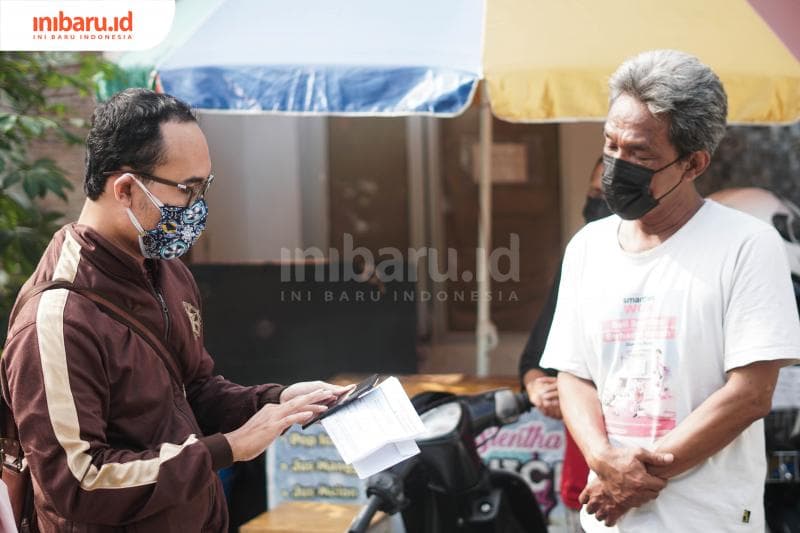 Selain bantuan berupa barang, Semarang Seduluran juga berikan edukasi terkait Covid-19 kepada keluarga pasien isoman. (Inibaru.id/Bayu N)