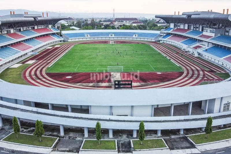 Suasana fun football di stadion Mandala Krida Yogyakarta.