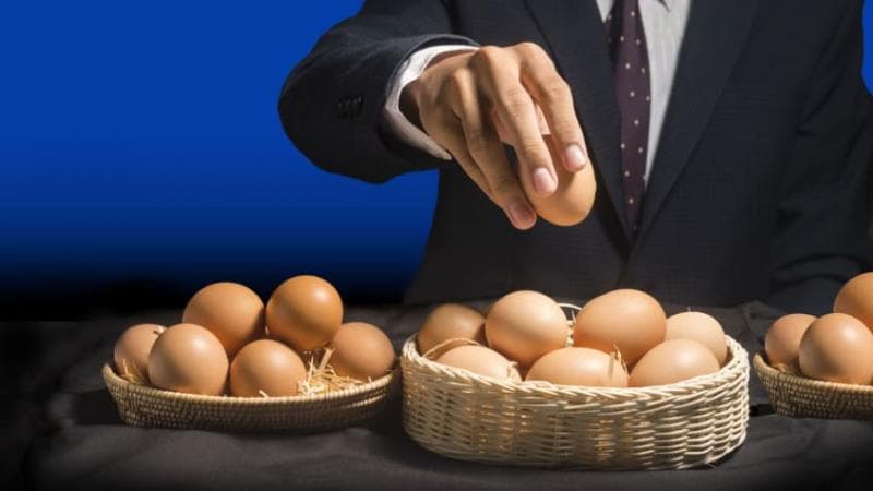 Ibaratkan telur adalah investasi; untuk mengurangi risiko, letakkan 'telur' pada keranjang berbeda agar kalau pecah, nggak pecah semuanya. (Theweek)