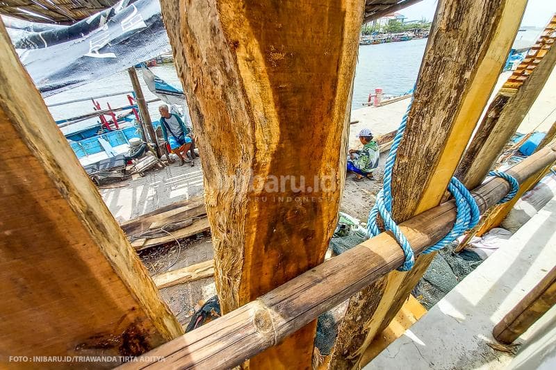 Para pembuat kapal biasannya sudah membeli kayu jati dalam jumlah banyak untuk membuat kerangka kapal.