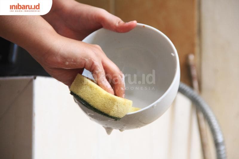 Cuci piring bisa jadi self-healing. (Inibaru.id/Triawanda Tirta Aditya)