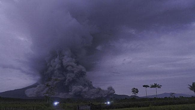Gunung Semeru erupsi, Sabtu (4/12/2021). (Antara Foto/Seno via CNN)
