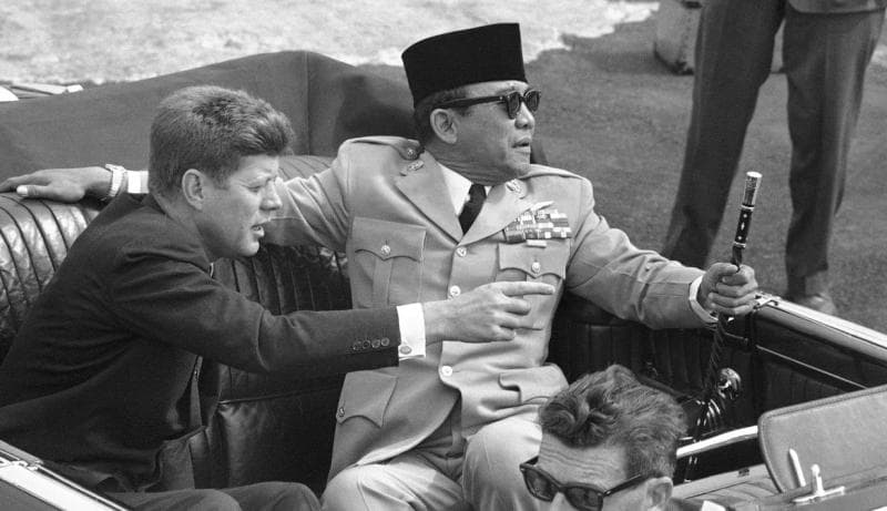 Peci dipopulerkan Soekarno di Indonesia sebagai simbol nasionalisme. (AP Photo-Fery Pradolo)
