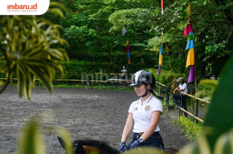 Atlet berkuda Ivana Putri Santosa sedang berlatih di lapangan Santosa Stable. (Inibaru.id/ Kharisma Ghana Tawakal)