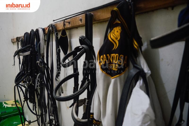 Kekang, tali kekang, dan berbagai peralatan yang akan disematkan pada kuda-kuda untuk latihan di Santosa Stable. (Inibaru.id/ Kharisma Ghana Tawakal)