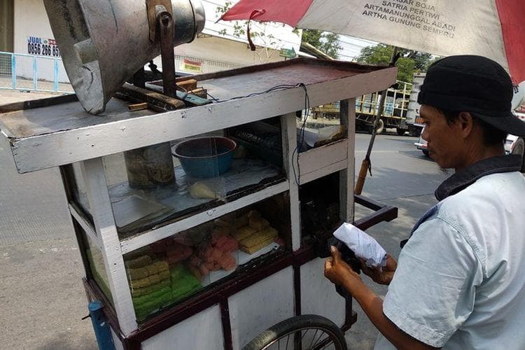Penjual gethuk lindri menyetel lagu dangdut keras-keras. (Ayosemarang/Vedyana)