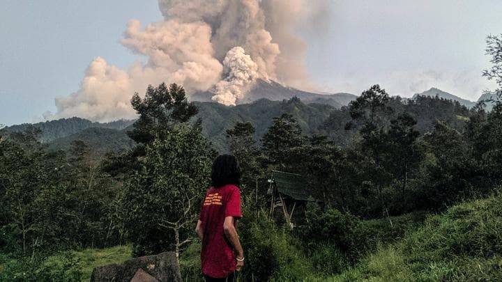 Erupsi Gunung Merapi pada Selasa, 3 Maret 2020 dari Bulit Klangon, Cangkringan, Sleman, DI Yogyakarta. (Antara/Rizky Tulus)