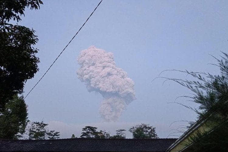 Erupsi Gunung Merapi dari Musuk, Boyolali, Jawa Tengah, Selasa, 3 Maret 2020. (ANTARA FOTO/Irma/pras)