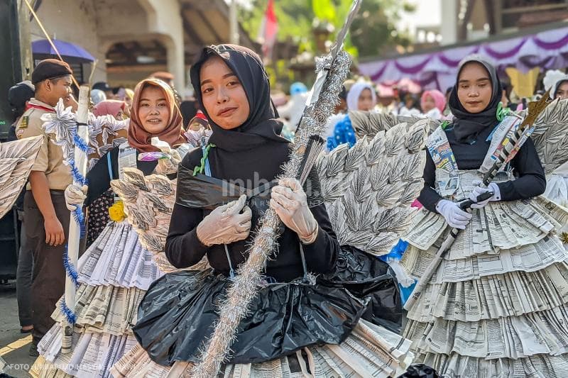Salah satu keunikan Kirab Ampyang Maulid Loram Kulon adalah ada peserta yang memakai kostum berbahan koran dan plastik bekas.