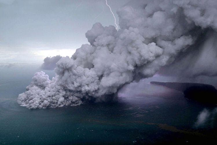 Gunung Anak Krakatau juga mengalami erupsi sejak Jumat malam. (Antara Foto/Bisnis Indonesia/Nurul Hidayat)