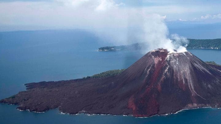 Gunung Anak Krakatau yang mengeluarkan asap pada Senin (20/4/2015) lalu. (Tempo/Dian Triyuli Handoko)