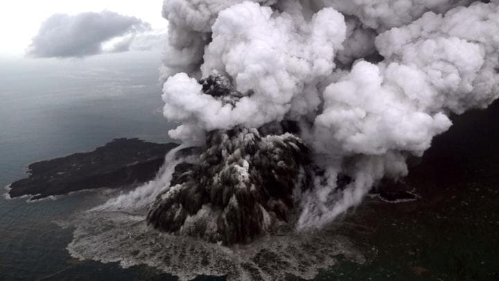 Dugaan dentuman yang terjadi di DKI dan Jawa Barat diduga dari petir, bukan aktivitas Gunung Anak Krakatau. (ANTARA FOTO/Bisnis Indonesia/Nurul Hidayat)