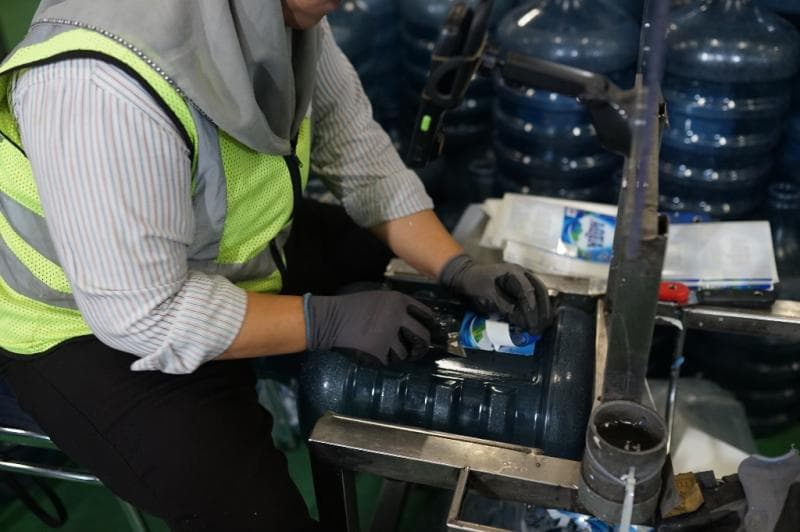 Penggunaan kemasan daur ulang menjadi salah satu cara perusahaan air minum dalam kemasan AQUA menjawab tantangan perubahan iklim. (Dok AQUA)&nbsp;