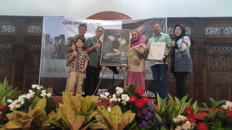 Walikota Semarang Hevearita Gunaryanti Rahayu secara resmi menerima arsip dan dokumen foto sejarah panjang tentang Mochamad Ichsan. (Pemkot Semarang)