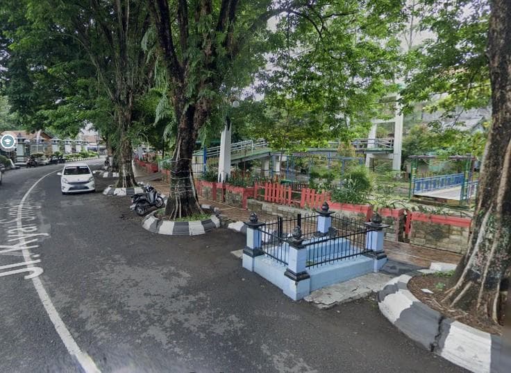 Makam Kiai Singkil di depan Kantor Bupati Demak. (Google Street View)
