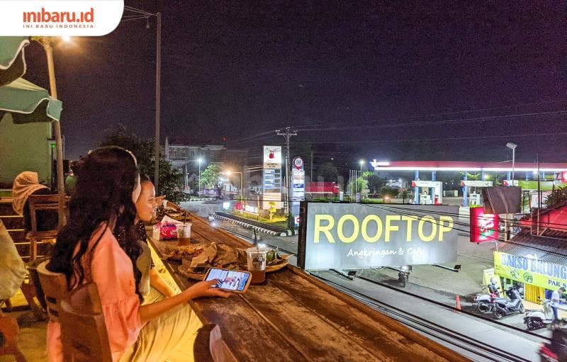 Pemandangan lalu lintas Gotri dari lantai dua Rooftop dengan menikmati menu angkringan. (Inibaru.id/ Alfia Ainun Nikmah)