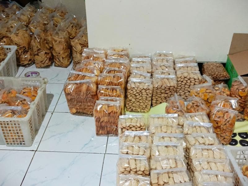 Pesanan kue kering Cookiz Factory yang akan dikirim ke luar kota. (Dok. Muhammad Badrul Layal)