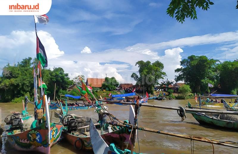 Sungai Tayu atau Kali Silungonggo akan diramaikan oleh perahu-perahu yang dihias untuk dinaiki pengunjung saat tradisi Lomban Kupatan berlangsung. (Inibaru.id/ Rizki Arganingsih)