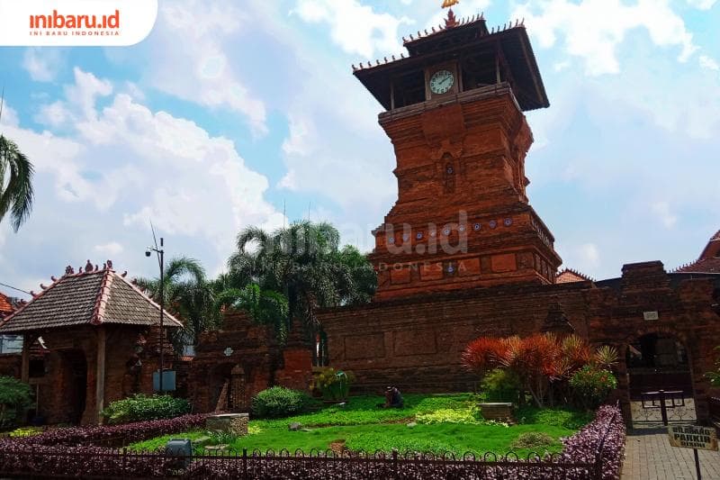 Menara biasanya menjadi pusat keramaian tradisi Dhandhangan. (Inibaru.id/ Rafida Azzundhani)