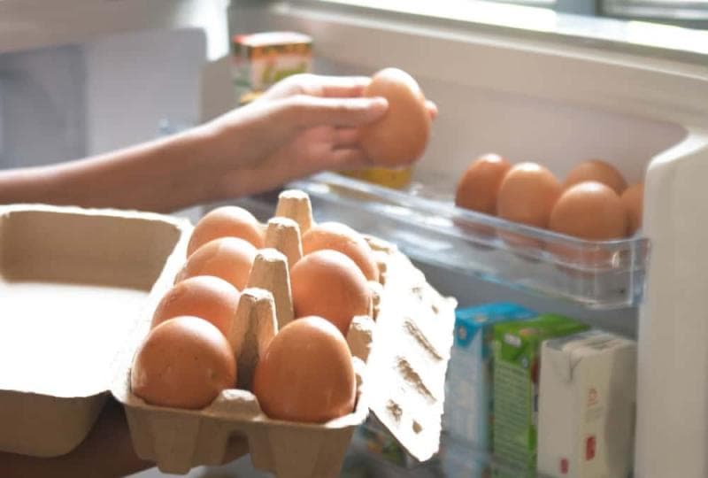 Sebaiknya dihindari meletakkan telur di pintu kulkas. (Shutterstock)