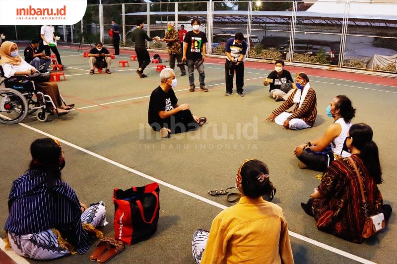 Gubernur Jawa Tengah Ganjar Pranowo sedang berbicara dengan para seniman asal Kendal dan Demak setelah Panggung Kahanan 5 rampung. (Inibaru.id/ Gregorius Manurung)