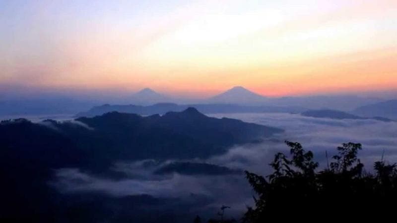 Pemandangan sunrise dari atas Bukit Pranji serasa berada di negeri kayangan. (travelstoryofindonesia)