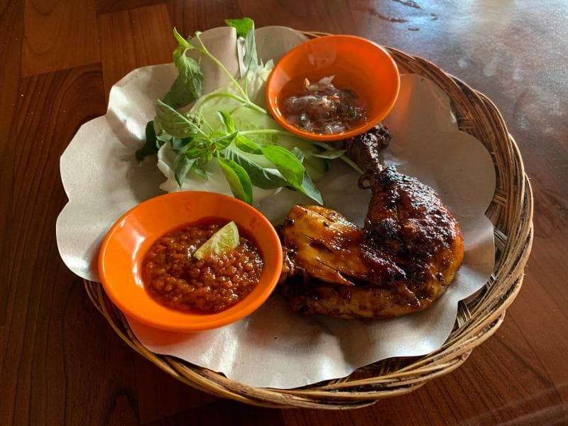 Sambel sangat identik dengan masakan Indonesia. (Flickr/dionhinchcliffe)