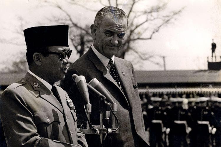 Sukarno memberi pidato sambutan di Pangkalan Angkatan Udara Andrews. (Kompas)