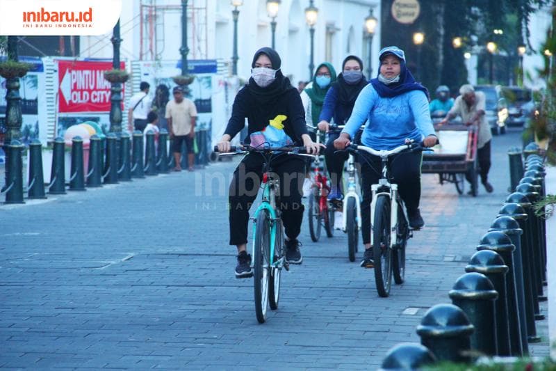 Beberapa pesepeda sedang melintas di Kota Lama. (Inibaru.id/ Zulfa Aisah)
