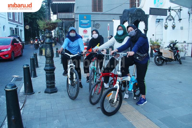 Nggak cuma mereka, ratusan pesepeda juga transit di Kota Lama. (Inibaru.id/ Zulfa Anisah)