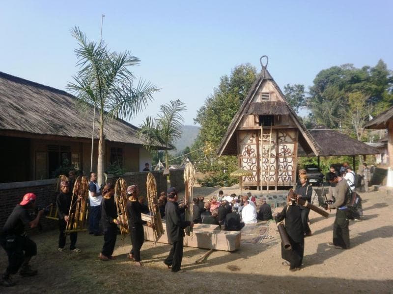 Wisatawan di desa adat Suku Baduy. (Merahputih.com)