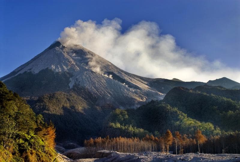 Gunung Merapi mengalami penggembungan 0,5 sentimeter per hari. (Gabluwaelah.blogspot)
