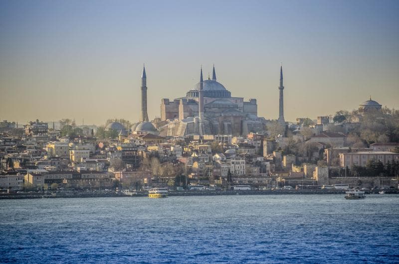 Hagia Sophia terlihat menjulang di Kota Istanbul. (Flickr/

mojografie)<br>