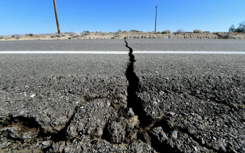 Ilustrasi: Gempa bumi membuat jalan beraspal retak.&nbsp; Sembilan kali gempa dalam waktu tiga pekan di Jawa menandakan peningkatan aktivitas gempa bumi yang sangat signifikan. (Getty Images/Frederic J. Brown)