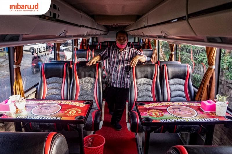 Shogi, marketing sekaligus pemandu Waroeng On The Bus. (Inibaru.id/ Audrian F)<br>